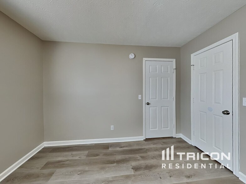 Building Photo - 928 Pin Oak Dr