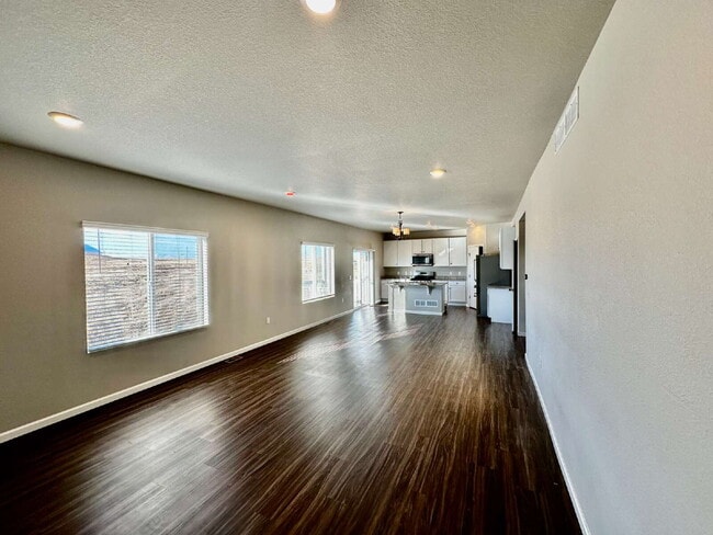 Building Photo - "Experience Spacious Living: 5-Bed, 3-Bath Home in Elizabeth!"