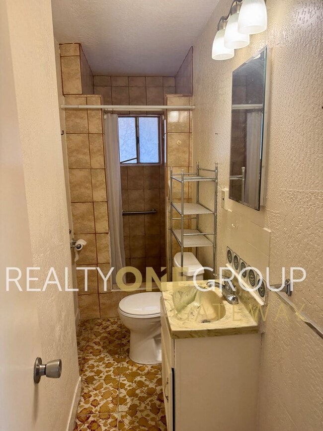 Building Photo - Compact 2 Bedroom 1 bath home with parking...