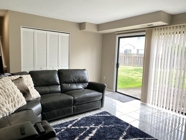 Building Photo - Lovely updated Bethany home