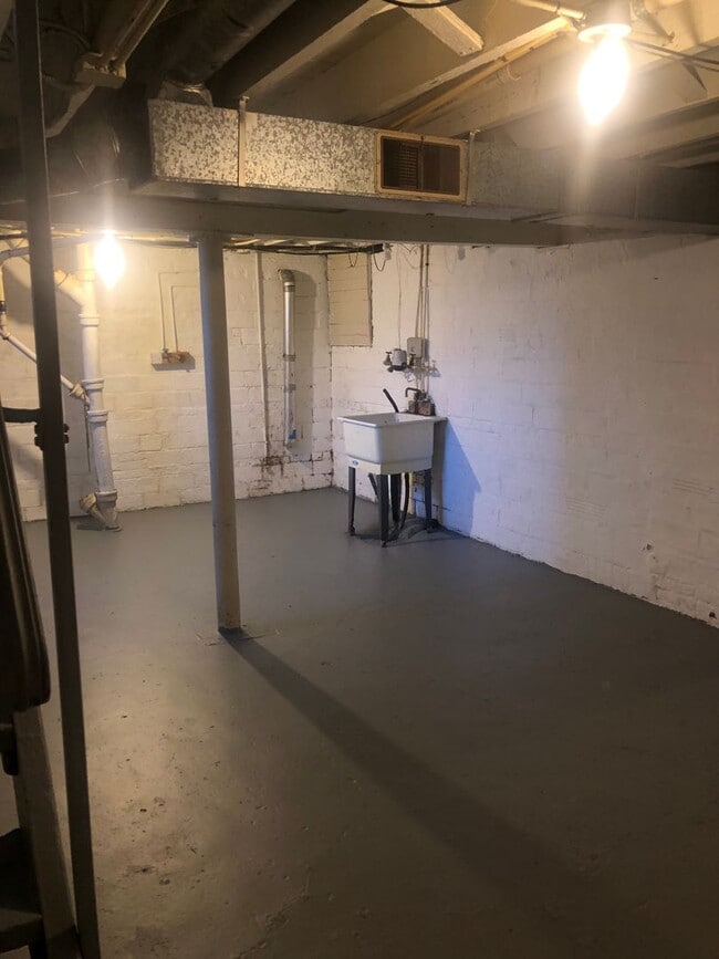 Building Photo - NEW ON THE MARKET - 3 Bed, 1 Bath