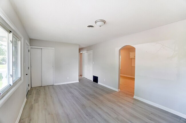 Building Photo - Three Bedroom with Driveway in Dayton!