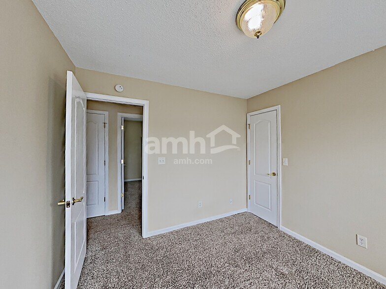 Building Photo - 1319 Vine Cir
