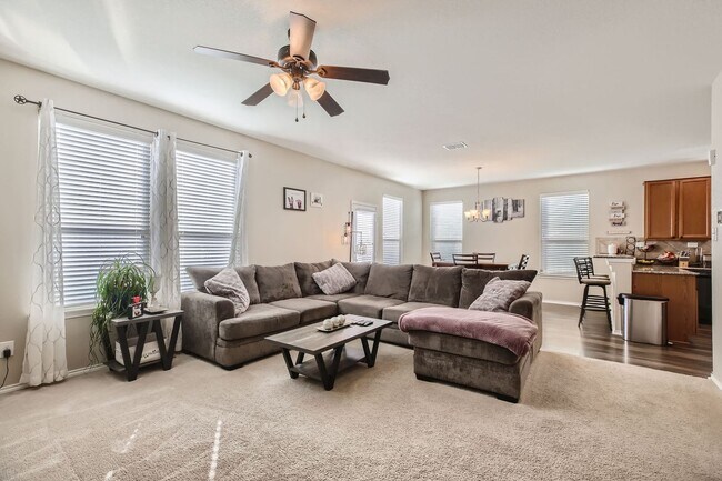 Building Photo - HALF OFF First Month Rent: 3 Bed/2.5 Bathroom~ Multiple Living Spaces~ Located near Lackland AFB!