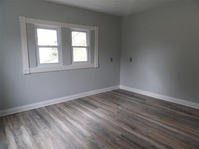 Building Photo - 12 Maple Ave