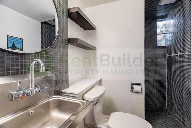Building Photo - SPECIAL:  $1000 OFF YOUR 2ND MONTH'S RENT!!