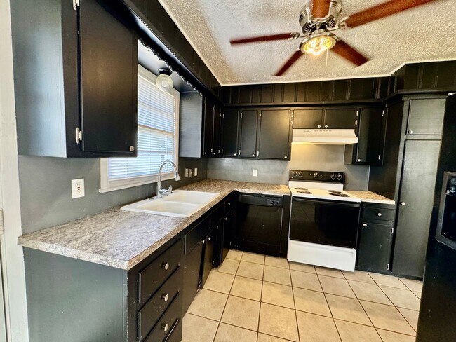 Building Photo - Cute 3 bedroom 2 bath Home!