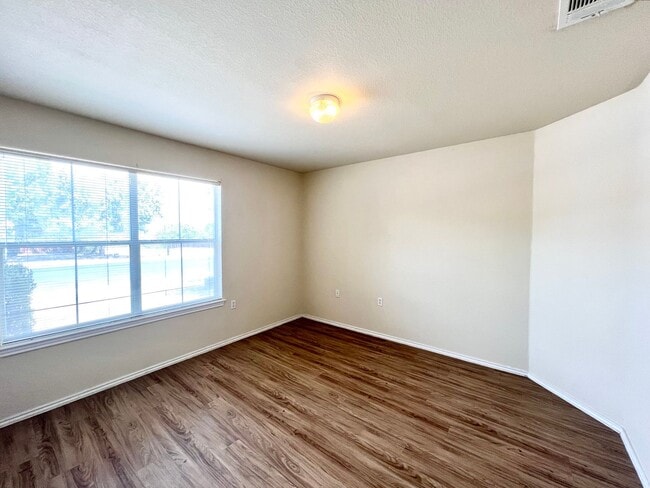 Building Photo - 4 bedroom, 2 bath, 1 story  home in Manor