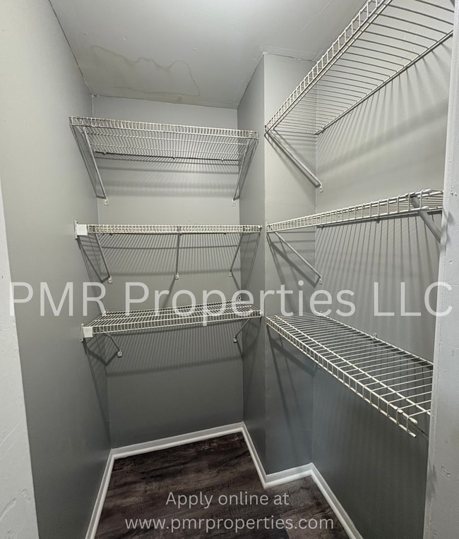 Building Photo - 3 Bedrooms / 1 Bathroom House