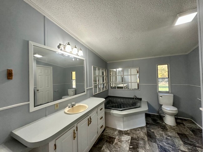 Building Photo - Country Living!