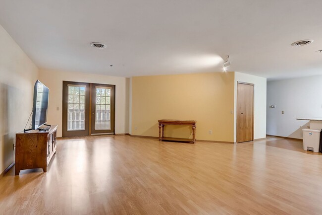 Building Photo - Charming 2-Bedroom Condo Near Campus - Ava...