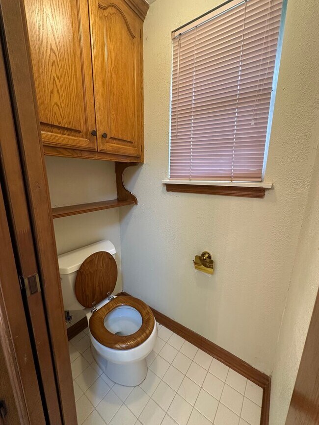 Building Photo - 4 Bed, 2.5 Bath Brick home with 2 car garage