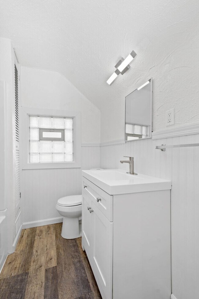 Building Photo - AVAILABLE SEPT 1ST!! UPDATED & SPACIOUS 3-...