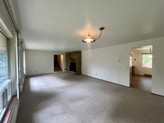 Building Photo - West Olympia Tri-Level Home