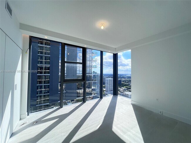 Building Photo - 700 NE 24th St