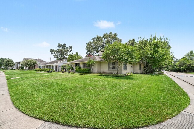 Building Photo - 6267 Chevy Chase Dr