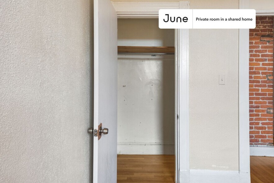 Building Photo - Room in Shared 4 bed/1 bath home