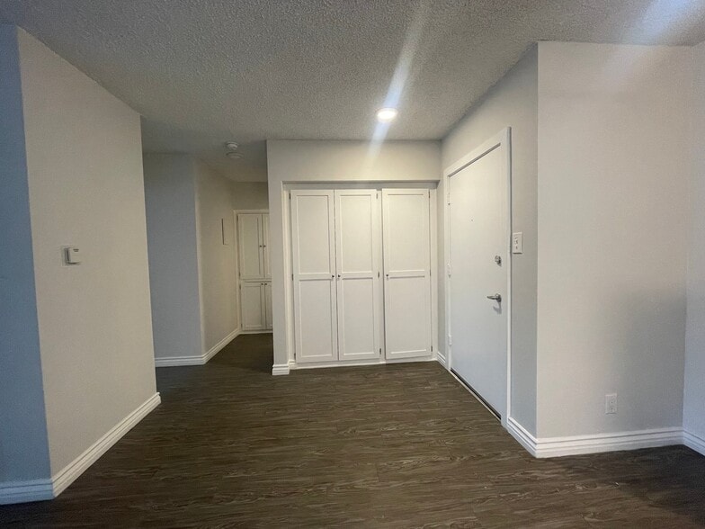 Building Photo - 1595 E Chevy Chase Dr