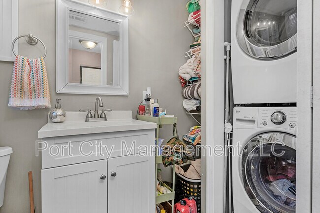 Building Photo - 232 S Castle St