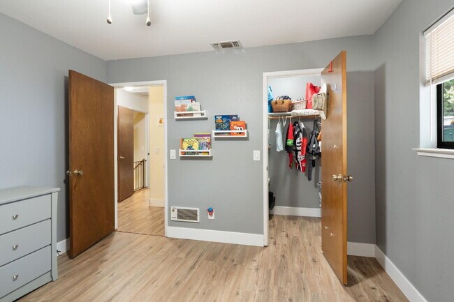 Building Photo - Rare 4-bedroom home in Camino for rent!