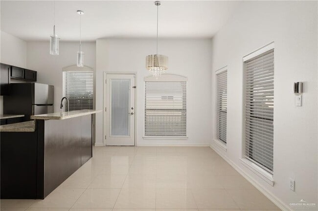 Building Photo - 14 Mimosa St