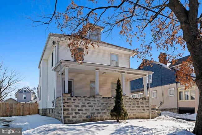 Building Photo - 233 Melrose Ave