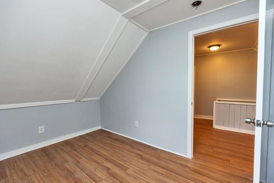 Building Photo - 27 School, D