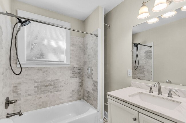 Building Photo - 3 Bed 2 Bath Home Located in Highland Park...