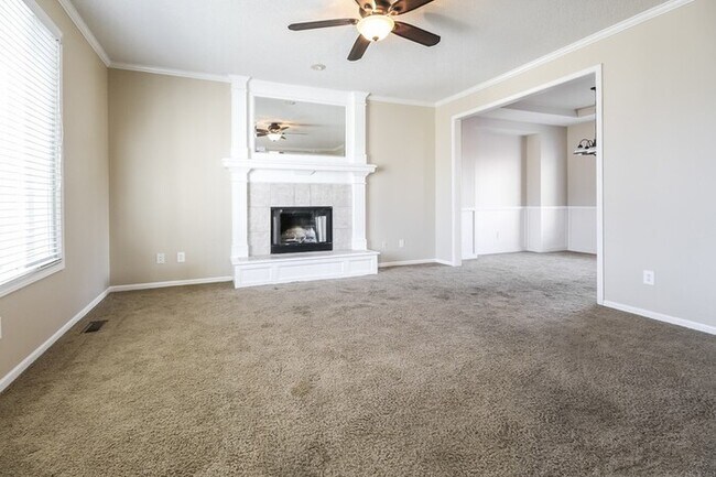 Building Photo - Spacious 4 Bedroom Home