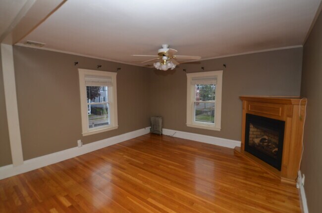 Building Photo - 146 Melrose St