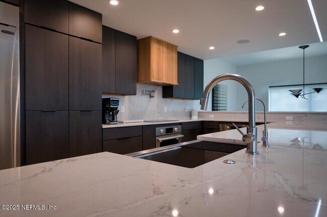 Building Photo - 739 Spinnakers Reach Dr