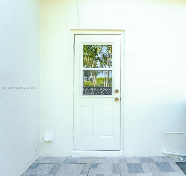 Building Photo - 1560 NE 42nd St