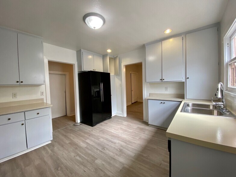 Building Photo - 837 N Martel Ave