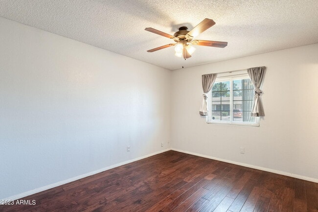 Building Photo - 964 W Hackamore St