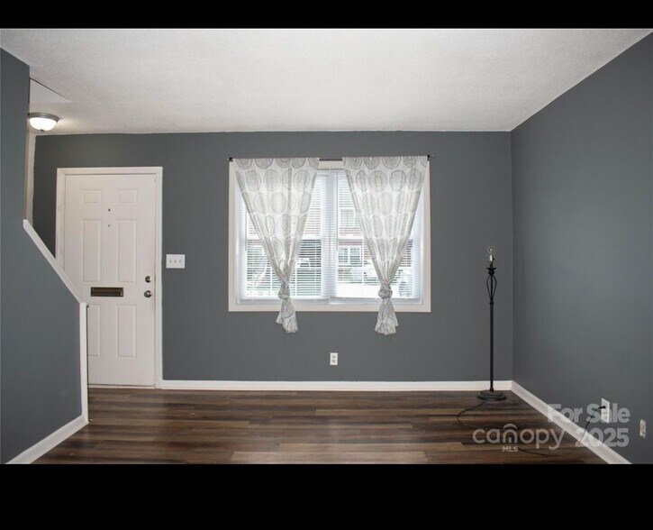 Building Photo - 1300 Larchmont Pl