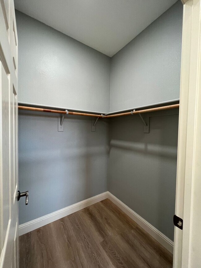 Building Photo - Desirable and Spacious 5-Bedroom Home in Empire Ranch!