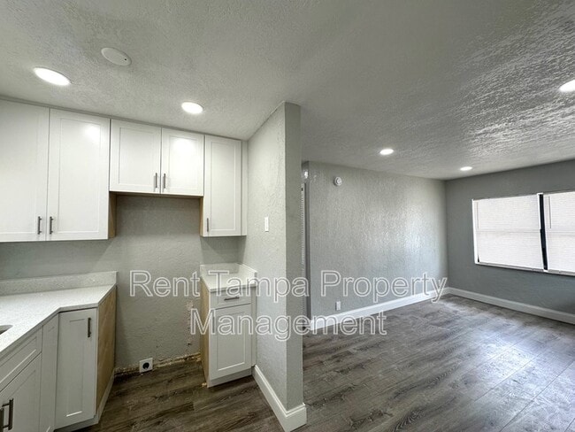 Building Photo - 1036 1/2 19th Street South - Upper