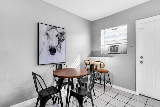 Building Photo - 138 SW 5th Ct