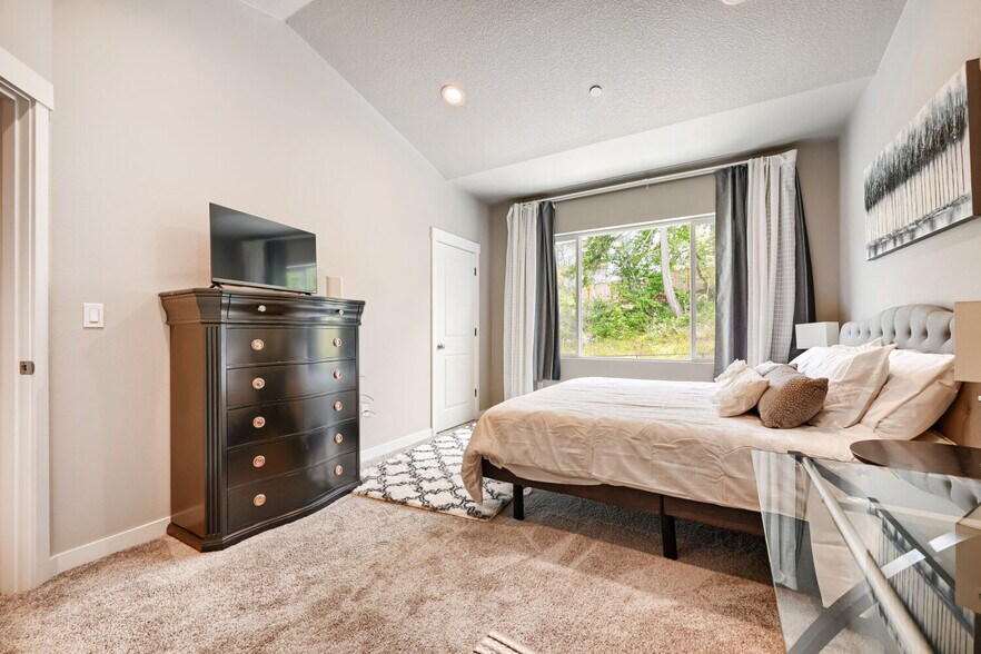 Building Photo - 2614 Waterlily Dr