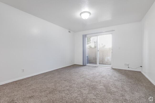 2BR, 2BA - 950SF - Living Room - Clinton Towne Center