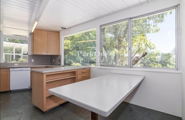 Building Photo - Single-level mid-century home in the heart of Orinda!
