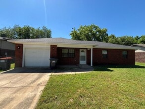 Building Photo - Discover this 3-bedroom, 2-bath home in Russellville, AR.