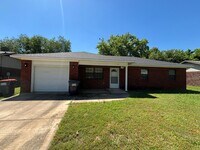 Building Photo - Discover this 3-bedroom, 2-bath home in Russellville, AR.