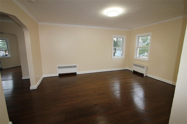 Building Photo - 215 Colonial Ave