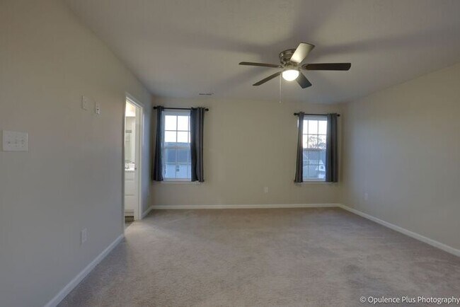 Building Photo - Gorgeous 3 Bed 3.5 Bath Fairborn Home!