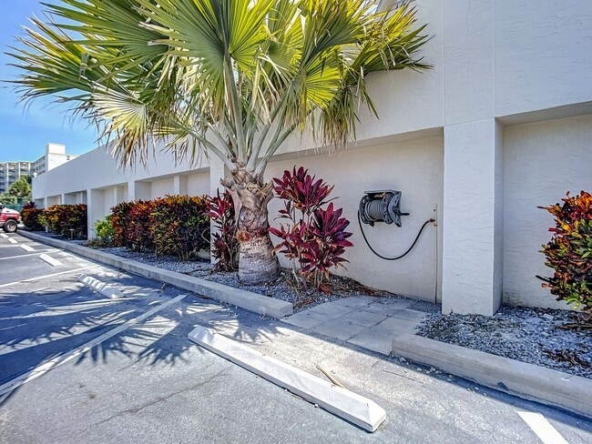 Building Photo - Fully Furnished Beautiful 2 Bedroom Seasca...