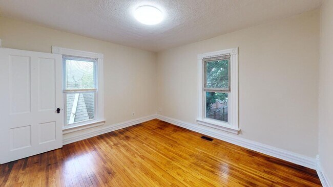 Building Photo - 2528 Deming Ave