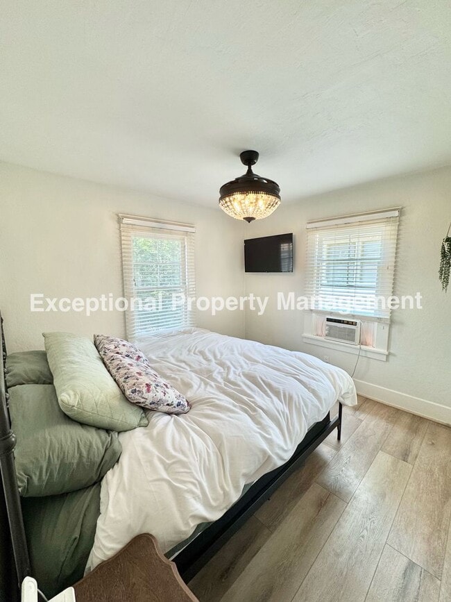 Building Photo - Great 2 bed 1 bath Craftsman home!