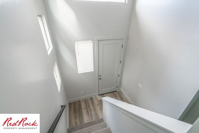 Building Photo - Spacious 4 Bedroom Home Near Hiking Trails