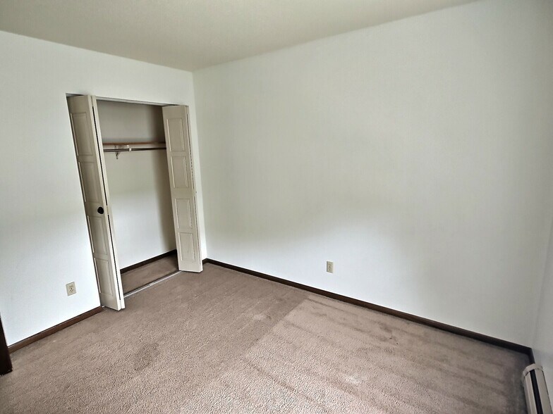 Building Photo - 650 Summit Dr
